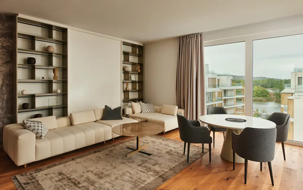 Exklusiv am Wasser: 6-Zimmer-Wohnung mit 45m2 Freifläche in erster Wasserlage