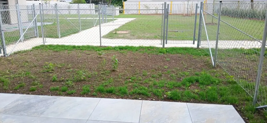 NEUBAU - ERSTBEZUG - Top 2 - Wunderschöne 2 Zimmerwohnung mit kleinem Garten, Terrasse und einem eigenen Tiefgaragenplatz