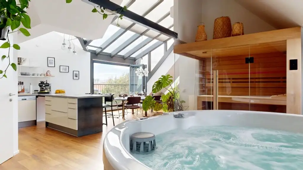 Dachgeschoss-Maisonette mit Loft-Charakter, Wellness-Oase & Weitblick