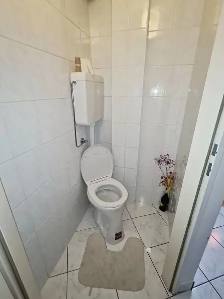 NASCHMARKT-NÄHE, FERNBLICK, 55 m2 Dachgeschoss mit Terrasse, Wohnküche, 1 Zimmer, Galerie, Wannenbad, Parketten, Eggerthgasse