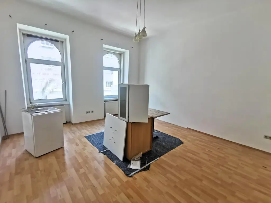 1 Zimmer Wohnungen, 2 Stück im gleichen Haus und Stock, zum sanieren.
