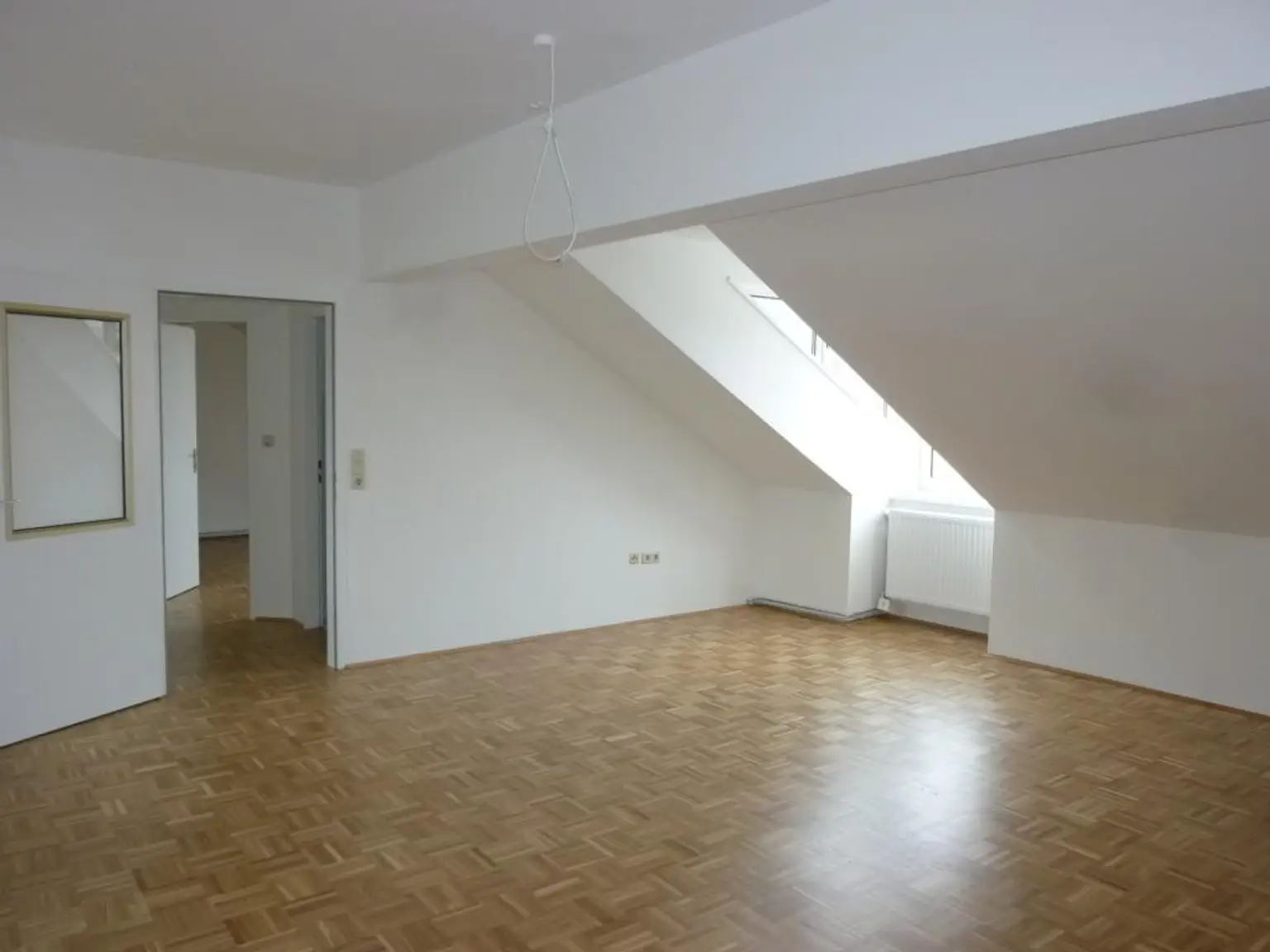 2-Zimmer-DG-Wohnung mit Zugang zur Terrasse!