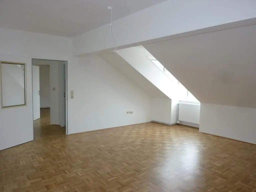 2-Zimmer-DG-Wohnung mit Zugang zur Terrasse!