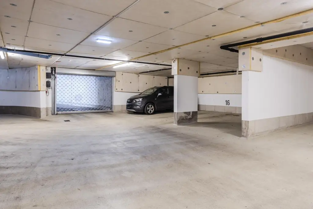 "Helles Dachgeschoss, Garage, Klima nähe U1"
