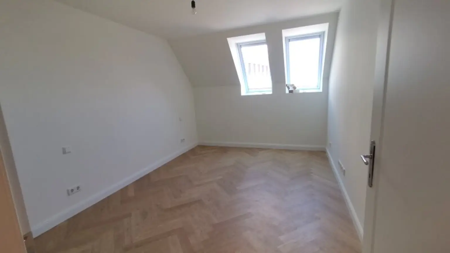 Dachgeschosswohnung der Superlative: 3 Zimmer mit viel Freifläche & Luxus pur in Citynähe : ab November zur Anmietung frei!