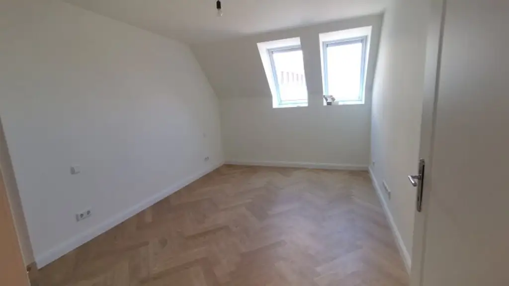 Dachgeschosswohnung der Superlative: 3 Zimmer mit viel Freifläche & Luxus pur in Citynähe : ab November zur Anmietung frei!