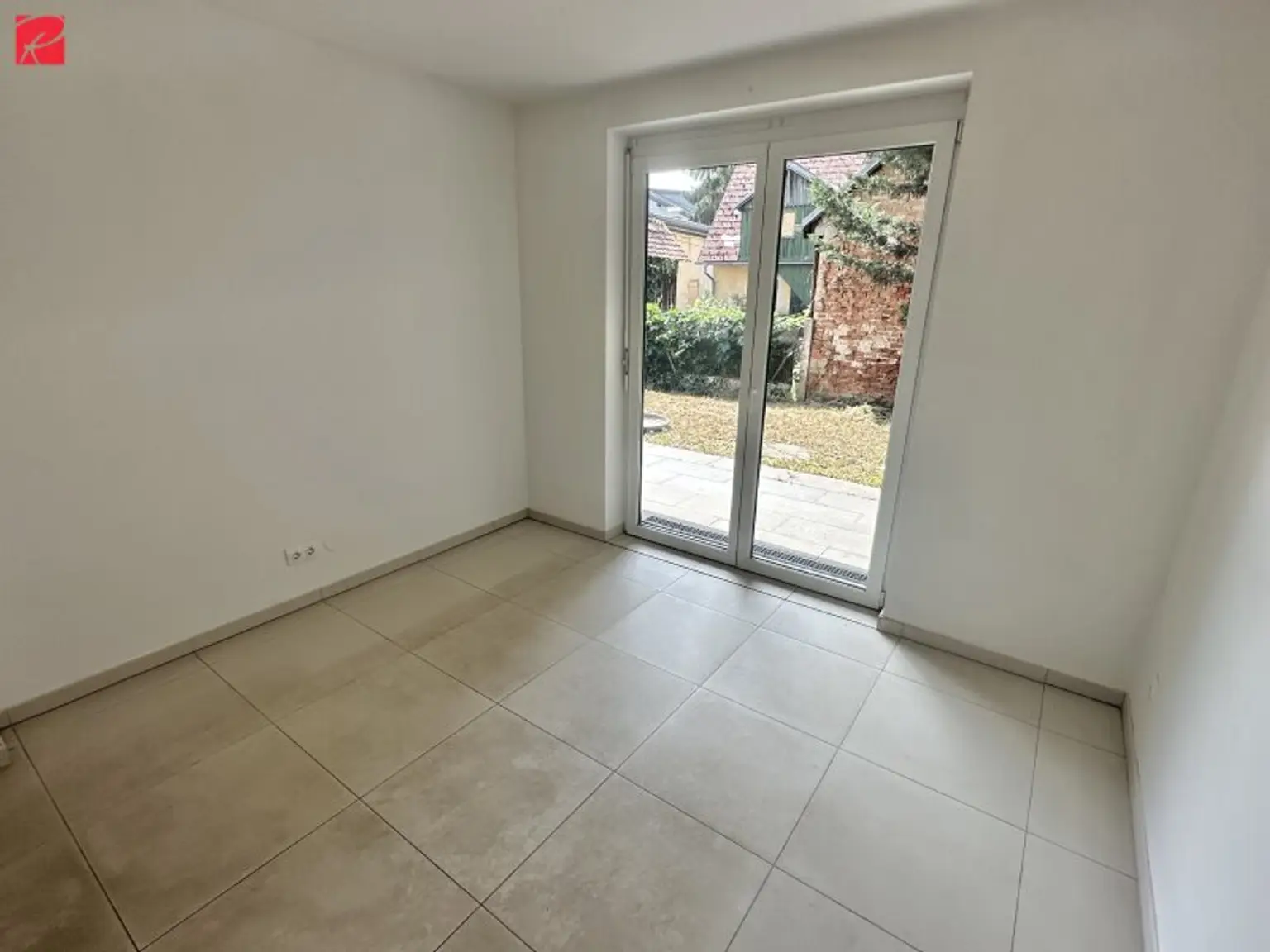 Helle Räume - 3 getrennt begehbare Zimmer - Terrasse und Garten - TG Parkplatz!