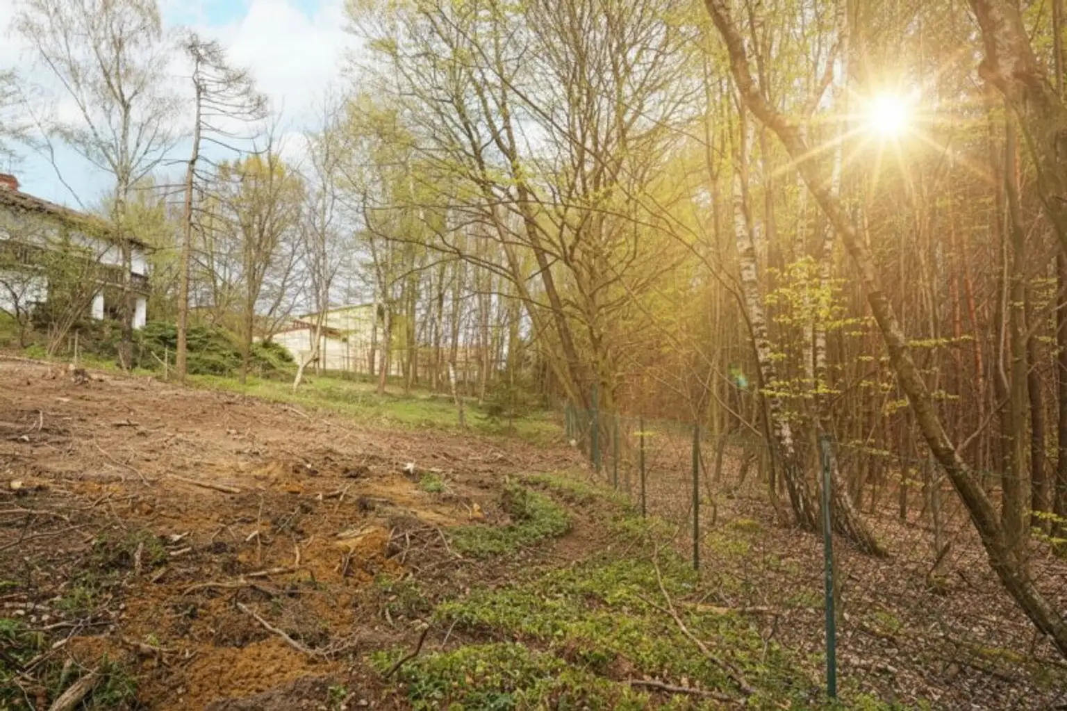 entlang der südlichen Grundgrenze nach Osten