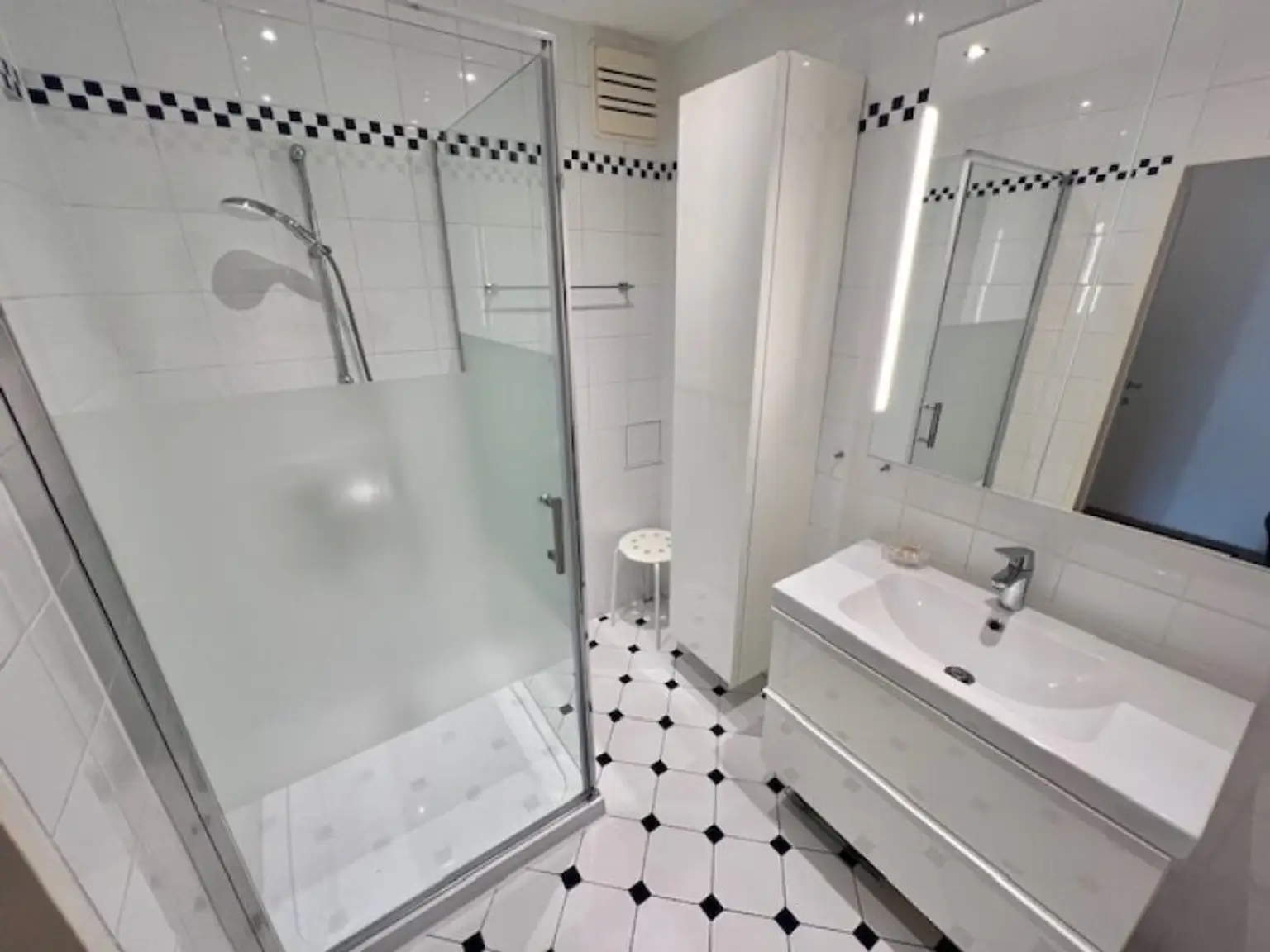 Moderne 3-Zimmer-Wohnung in 1140 Wien: Balkon, Garagen & perfekte WG-Option!
