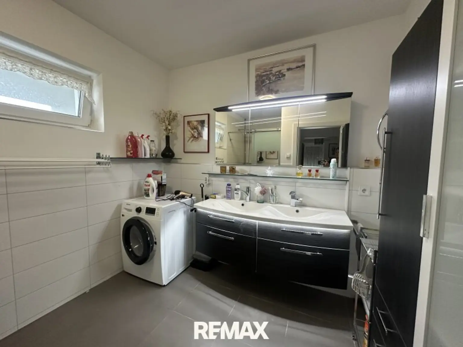Badezimmer mit Fenster und Dusche