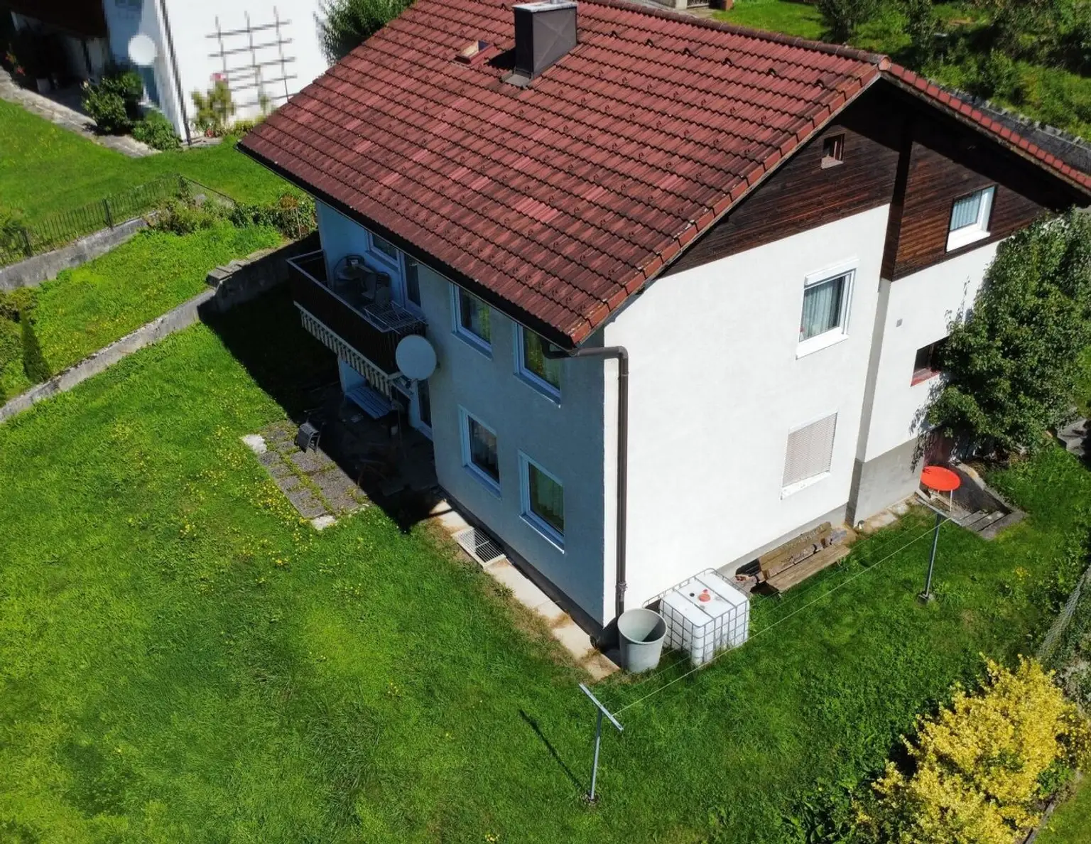 Wohnhaus mit südseitigem Balkon u. Terrasse, Garagen, voll unterkellert