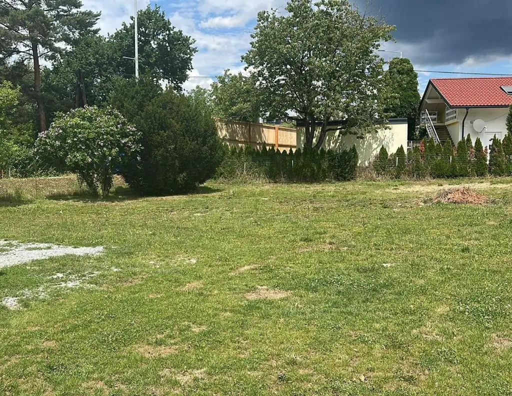 Sonniges Grundstück mit baubewilligtem Projekt!