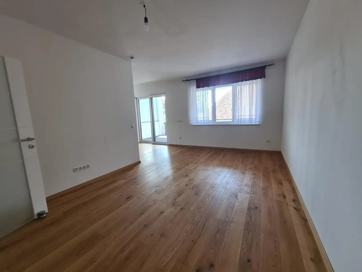 Neuwertige, wunderschöne 3-Zimmer-Wohnung mit großen Süd-Balkon
