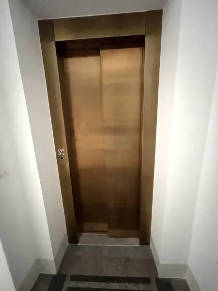 Großzügige 2 Zimmer Wohnung im Stilaltbau - neu saniert