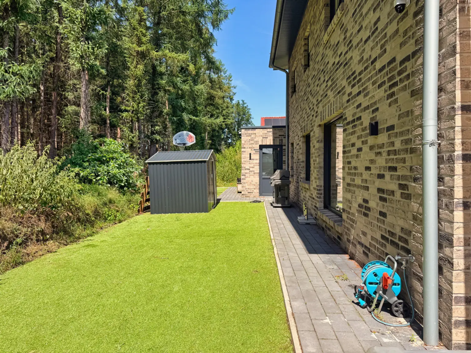 Geschmack kann man doch kaufen! Neuwertige Stadtvilla mit vielen Extras!