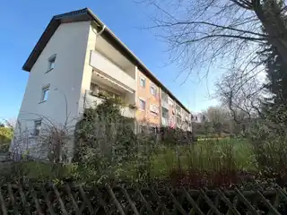 Hausansicht vom Gehweg