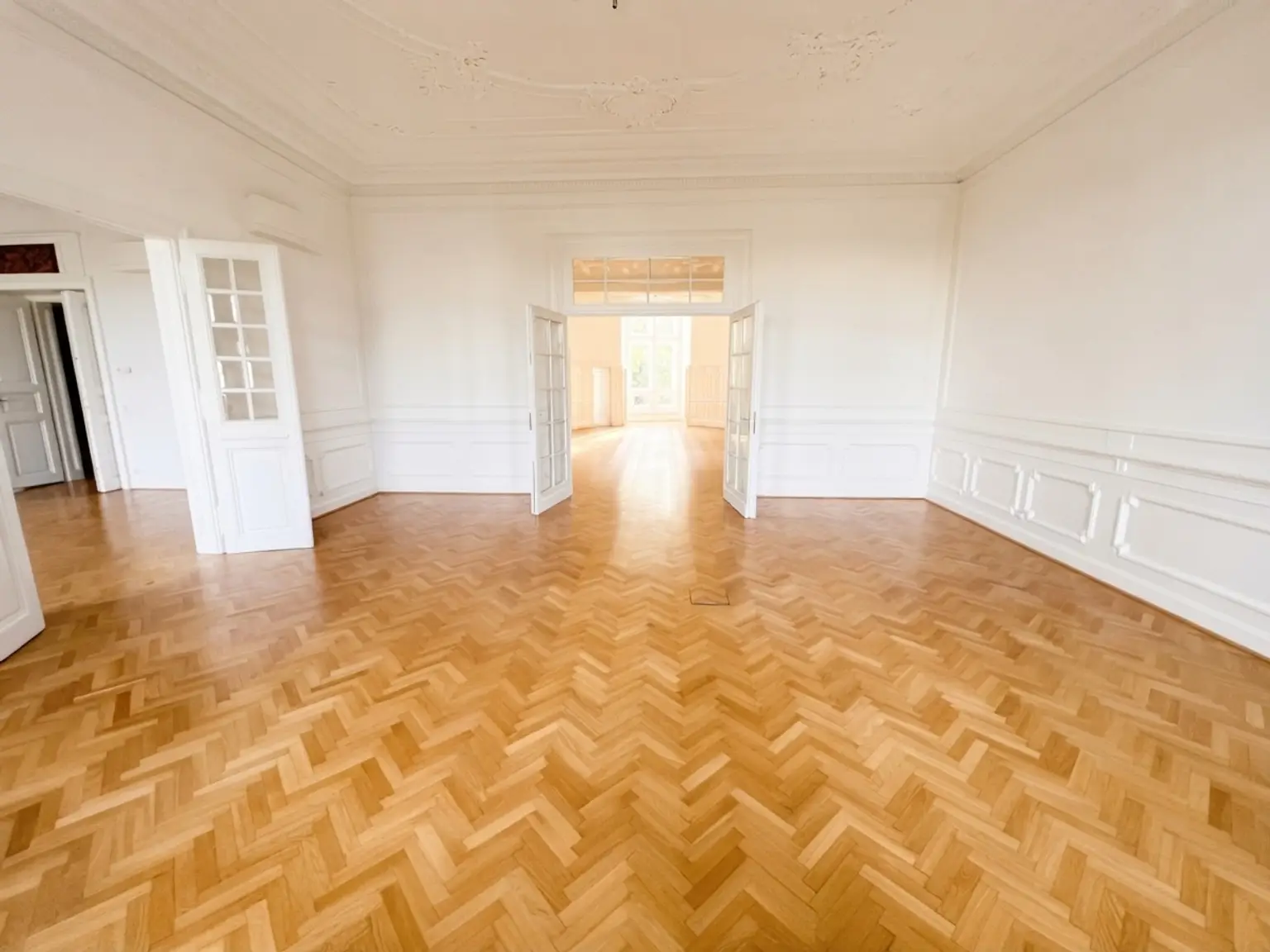 UNBEFRISTET: Prachtvolle Altbauwohnung der absoluten Königsklasse beim Schottentor