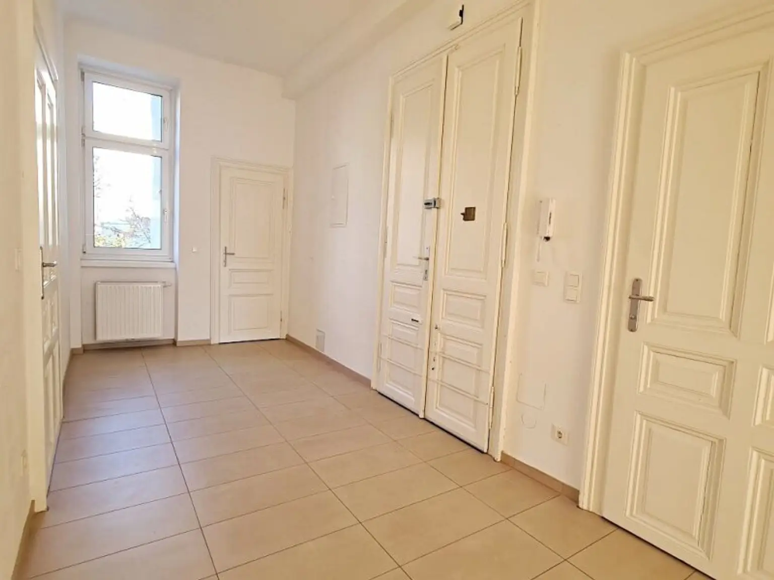 ROCHUSMARKT-NÄHE, sonnige 103 m2 Altbau, 3 Zimmer, WG-geeignet, Küche, Wannenbad, Parketten, Geusaugasse