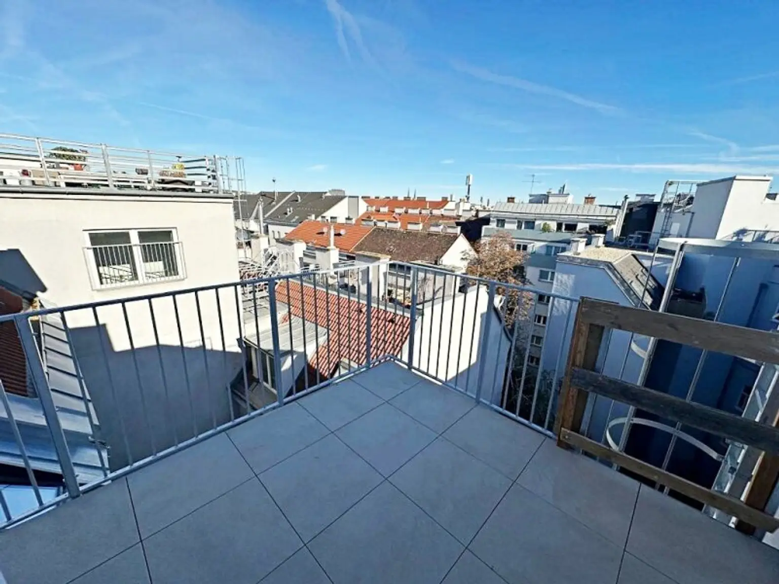 ERSTBEZUG, DACHGESCHOSS, klimatisierte 82 m2 Neubau mit Balkon, Wohnküche, 2 Zimmer, Wannenbad, Parketten, Augarten