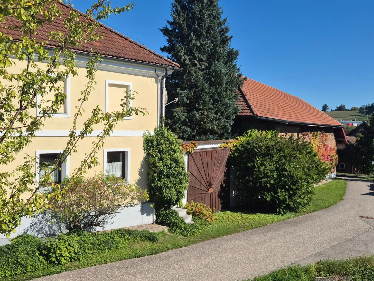 Wunderschöner Dreikanthof in Ruhelage mit Reithalle