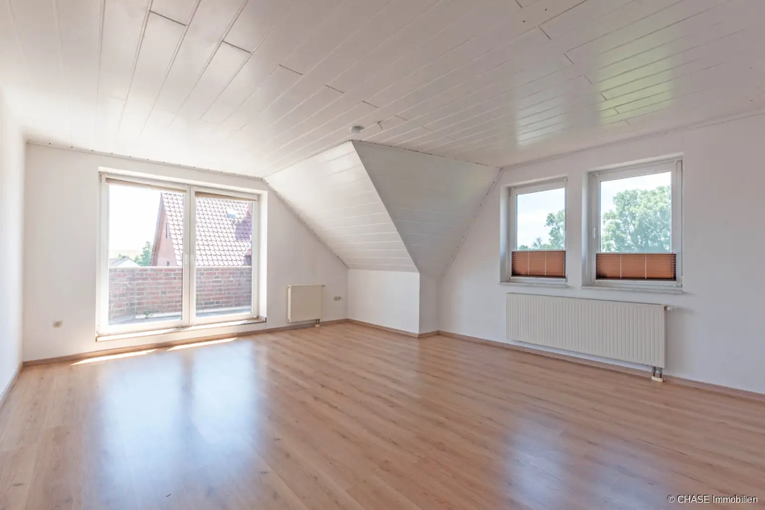 Wohnzimmer mit Balkon