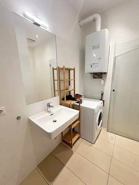 OPERNRING, STAATSOPER, klimatisierte 106 m2 Altbau, 3 Zimmer, Möblierung möglich, Extraküche, 2 Bäder, 4. Liftstock