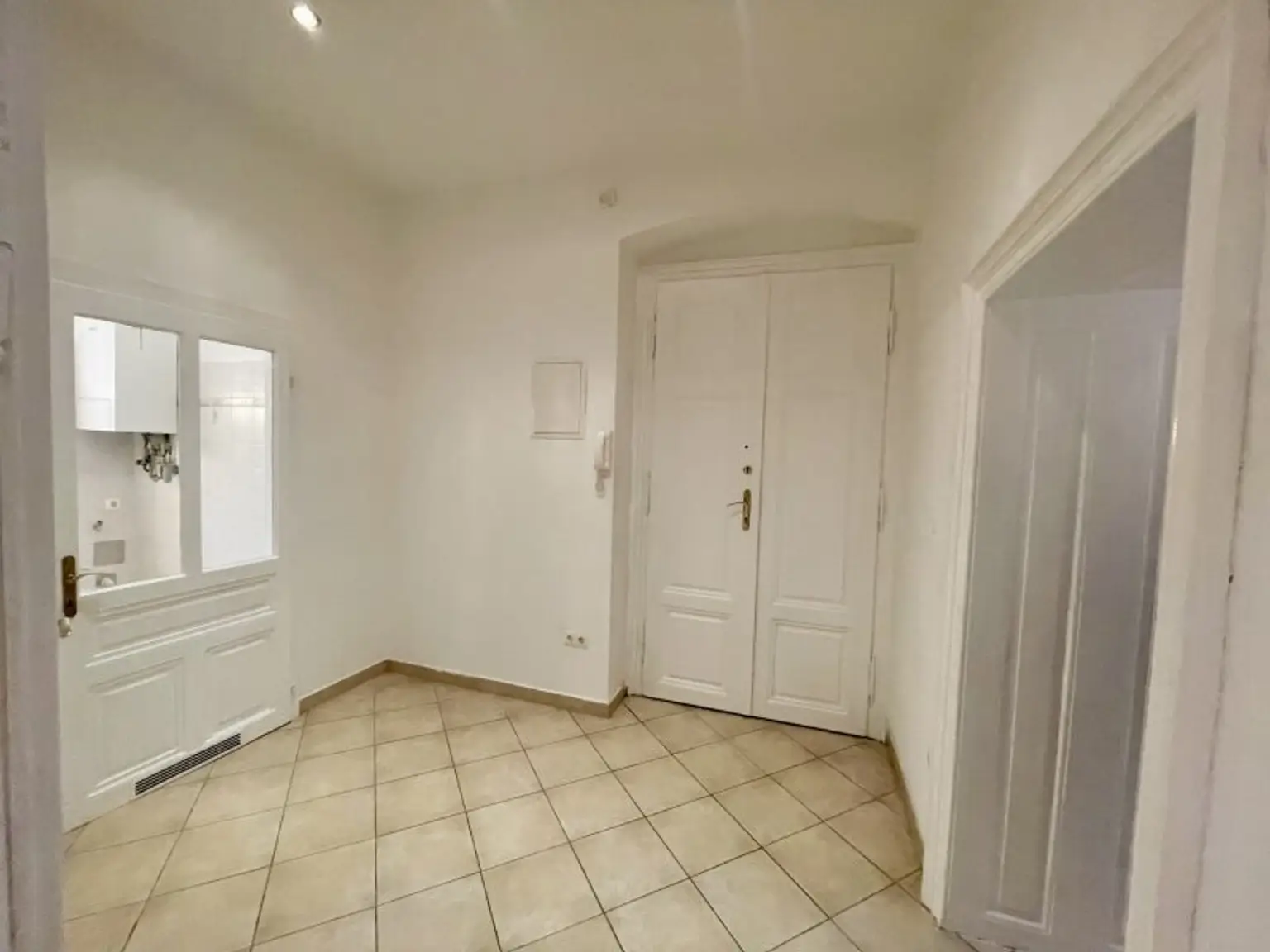 2,5-Zimmer-Hochparterre-Wohnung im gepflegten Altbau