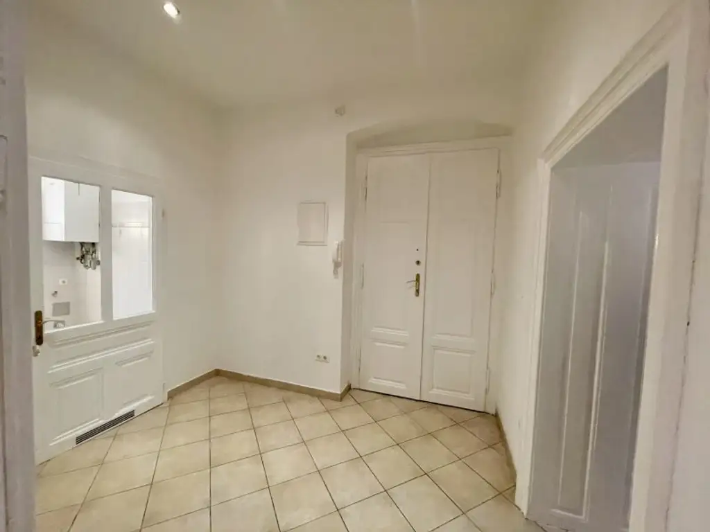 2,5-Zimmer-Hochparterre-Wohnung im gepflegten Altbau