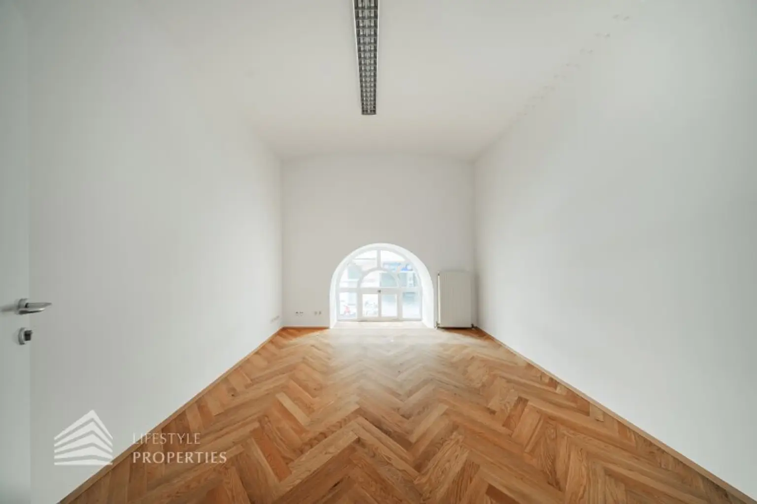 Geräumiges 5-Zimmer Altbau Büro in Toplage