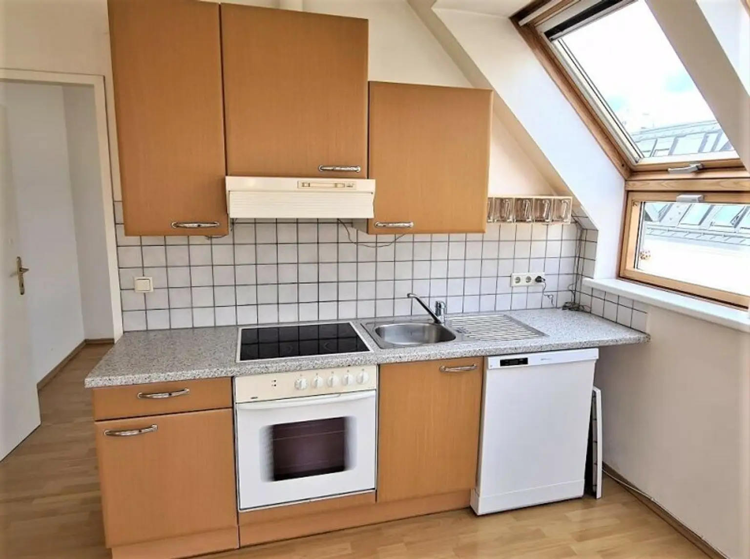 DACHGESCHOSS, AUGARTEN-NÄHE, 87 m² Maisonette mit 10 m2 Terrasse, Wohnküche, 2 Zimmer, Galerie, 2 Bäder, Rembrandtstraße