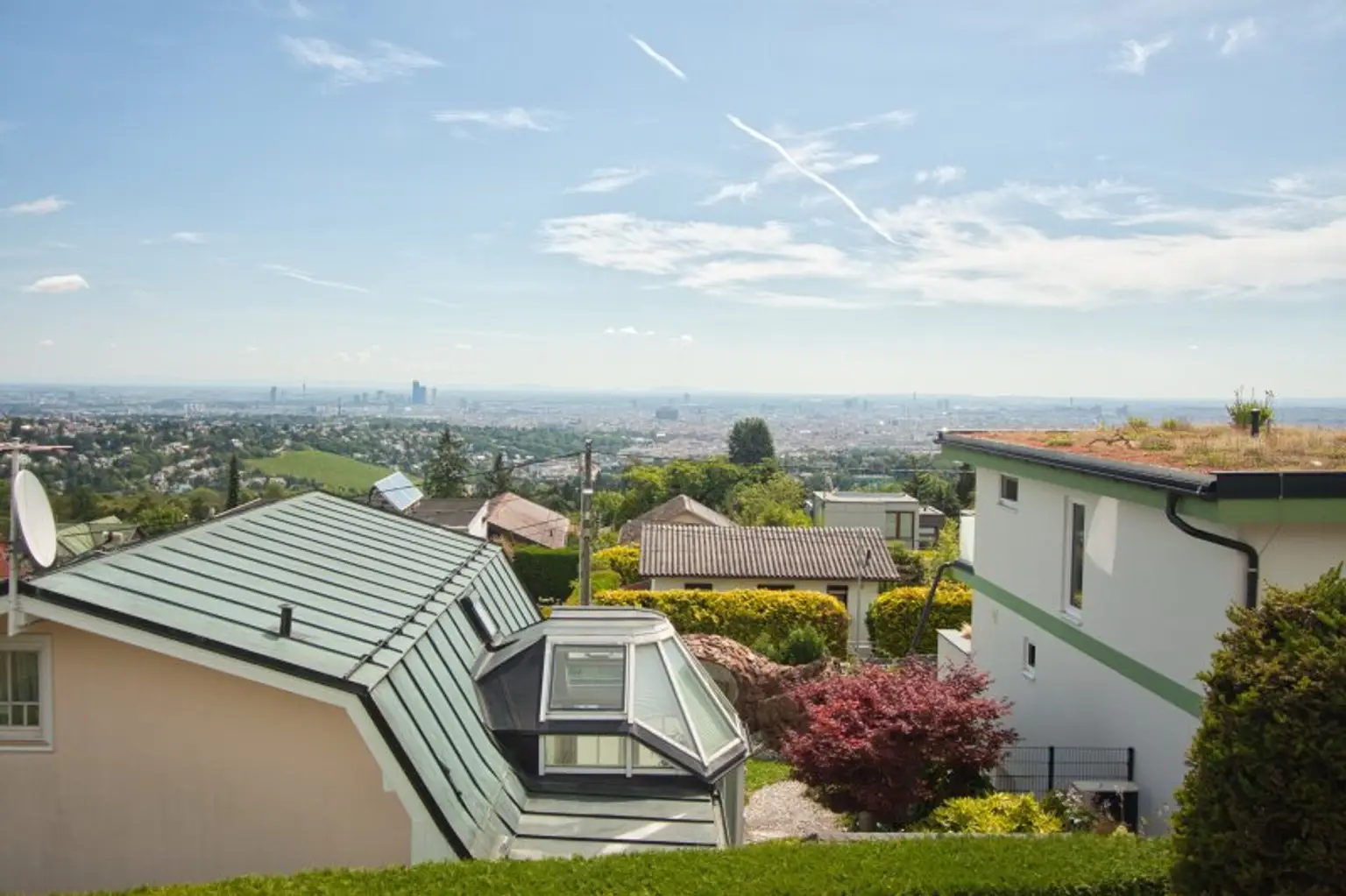 GANZ WIEN UNTER SICH | Eigengrund mit Blick über Wien und charmantem Kleingarten-/Einfamilienhaus am herrlichen HEUBERG