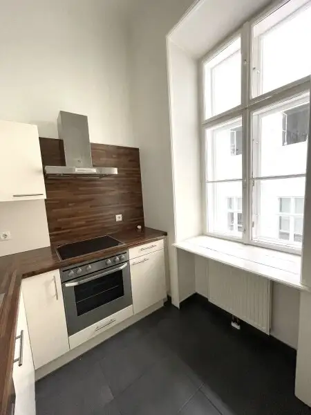 Stilvolle 2 Zimmer Wohnung, neu saniert, im wunderschönen Stilaltbau