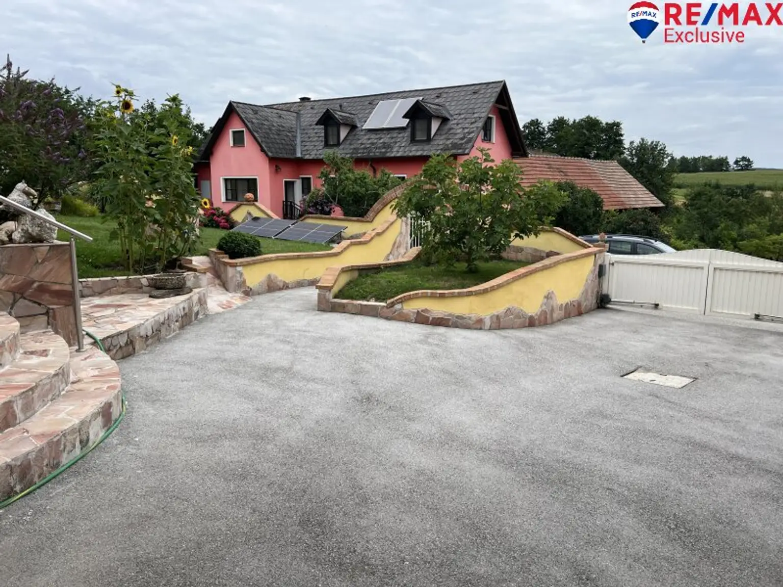 Charmantes Bauernhaus in Schwarzenbach – Ihr neues Zuhause mit Garten und Kamin!