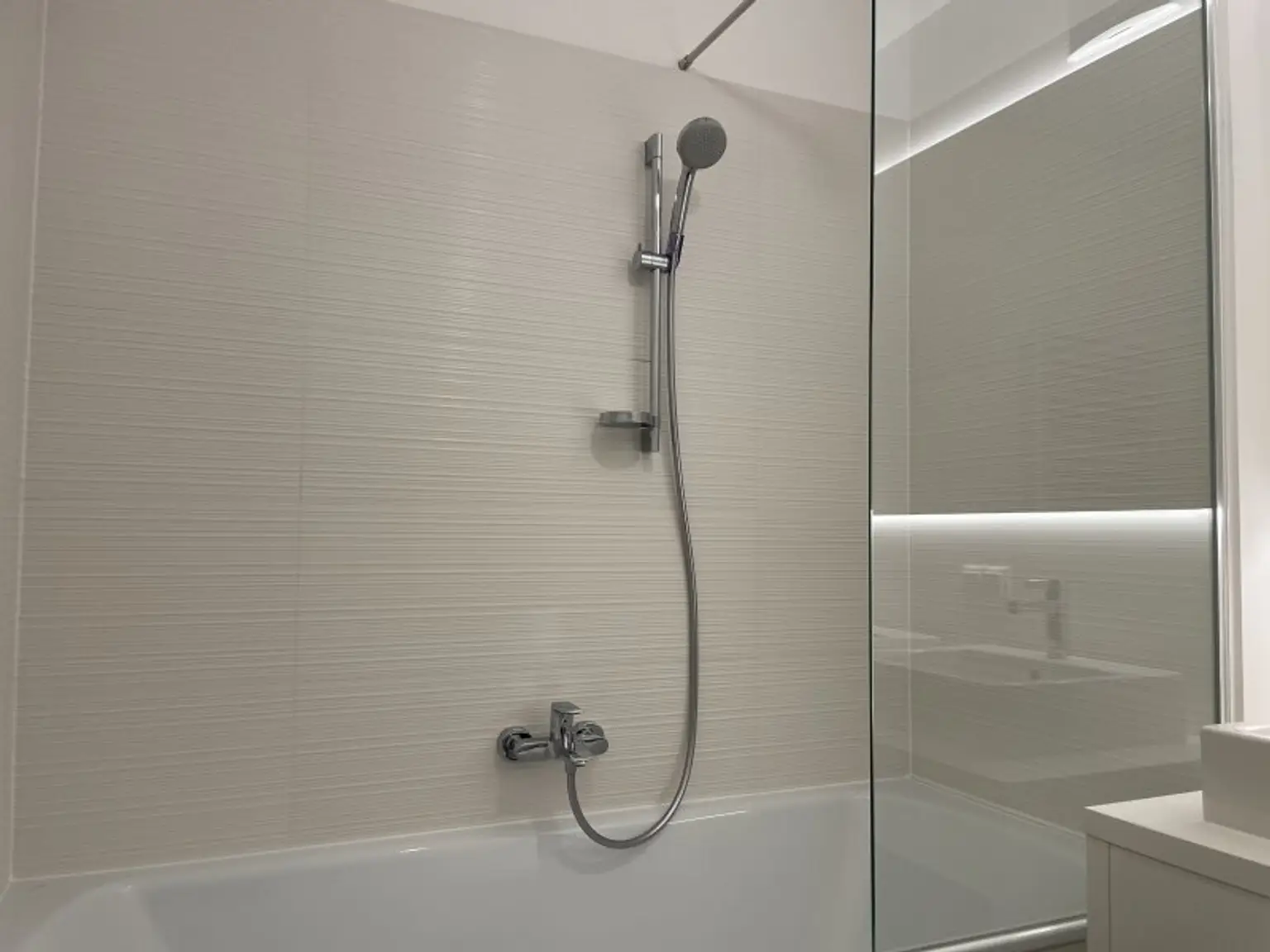 Exklusive 2-Zimmer Wohnung mit lichtdurchflutetem Wohnzimmer in absoluter Ruhelage - jetzt Anfragen!