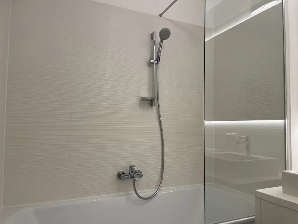 Exklusive 2-Zimmer Wohnung mit lichtdurchflutetem Wohnzimmer in absoluter Ruhelage - jetzt Anfragen!