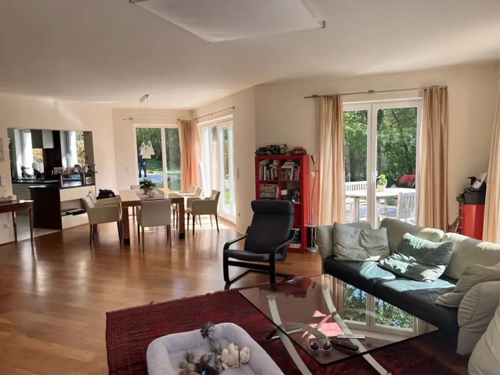Moderne, zentrumsnahe Familienvilla mit großem Garten in gefragter Grünruhelage (!)