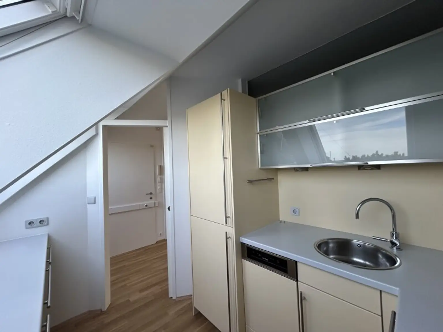 DACHGESCHOSS + 42m² TERRASSEN + FERNSICHT + SONNIG + RUHELAGE + TOPZUSTAND!