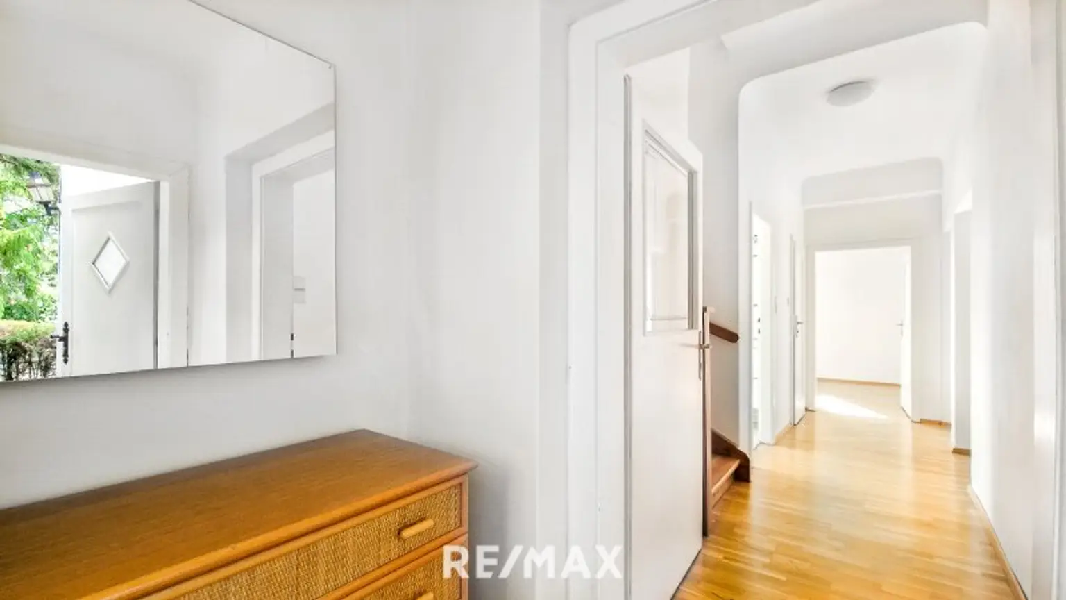 Windfang und Diele (Hochparterre)