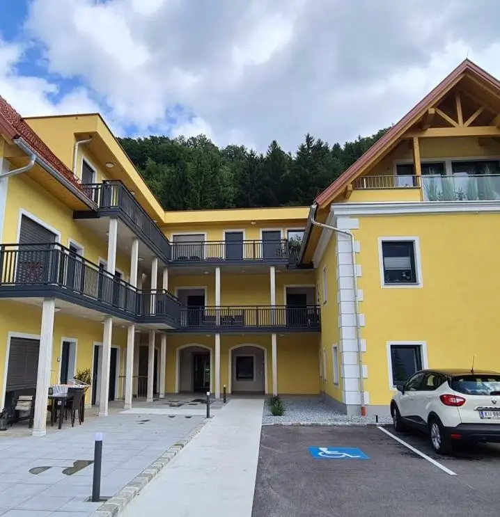Zinshaus mit 14 Wohnungen und Erweiterungsfläche- Liebevoll renoviertes ehemaliges Herrenhaus einer Sensenschmiede