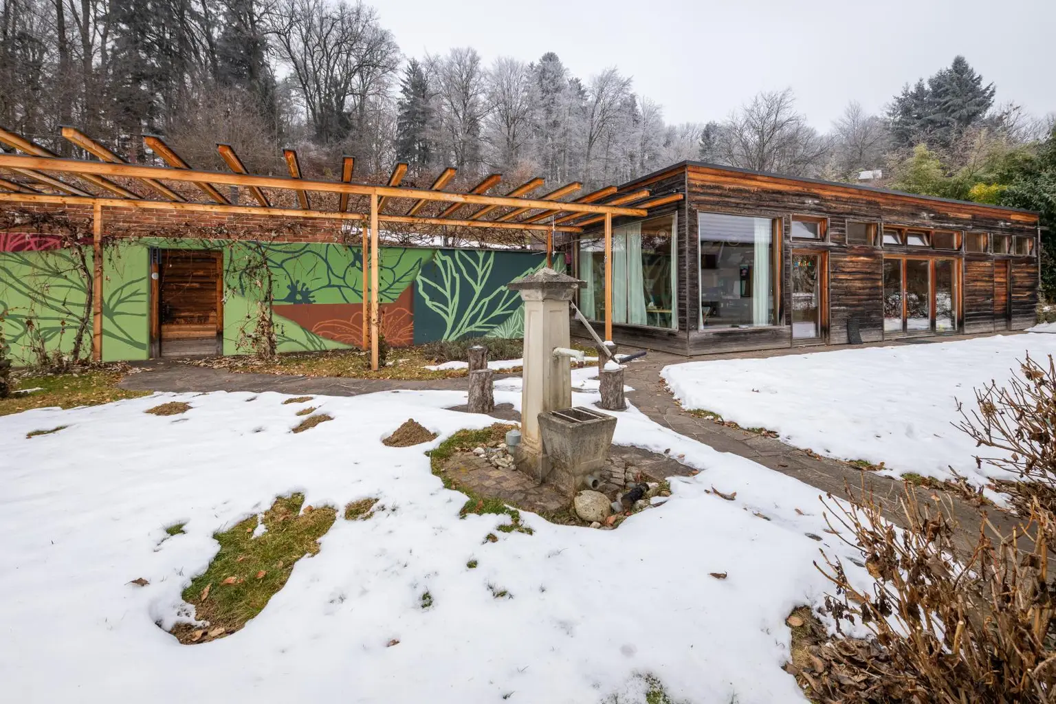 Nebengebäude, Laube, Brunnen