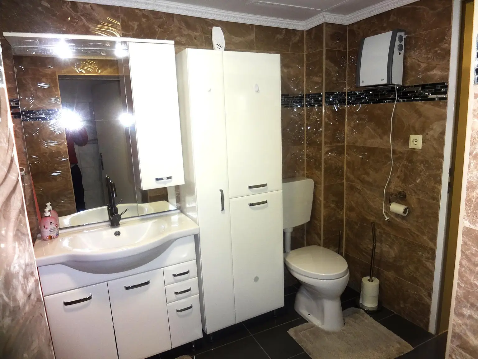 Badezimmer mit Dusche und WC