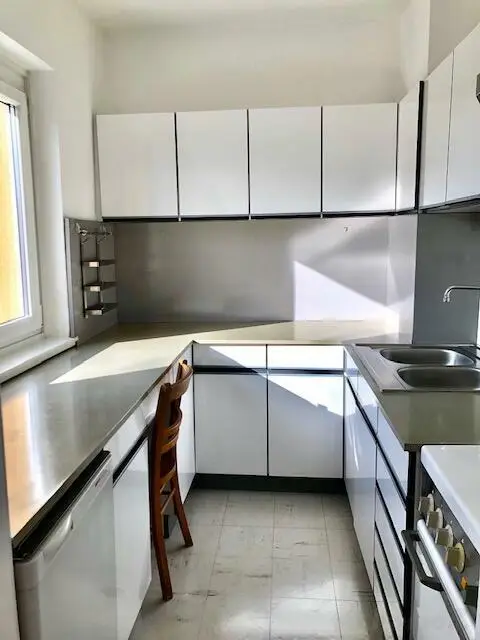 möblierte Küche mit Fenster