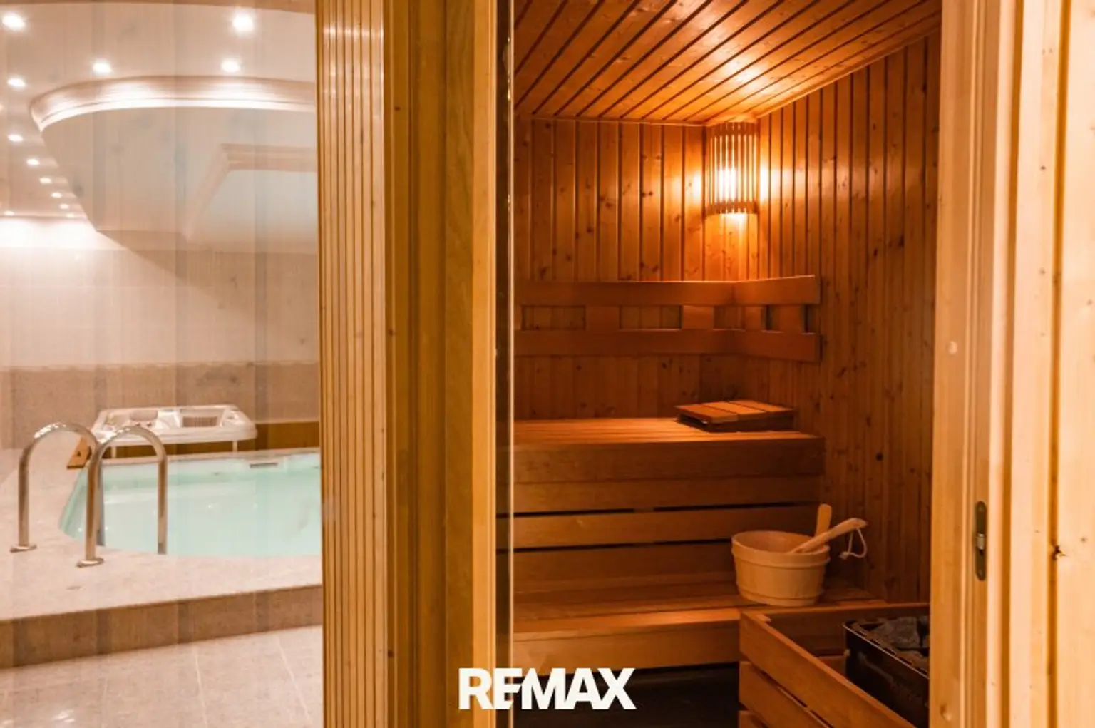 Sauna mit Innenpool