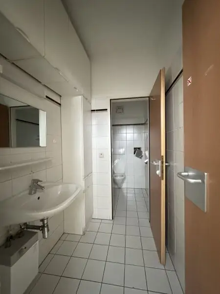Repräsentative Büro mit Stellplatz- oder Praxisfläche in 1040 Wien