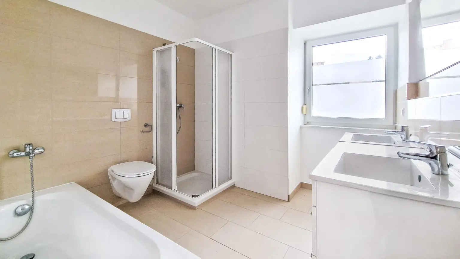 Niedrigenergie-Doppelhaushälfte in Mauer. 5 Zimmer, Terrasse, Garten und Autostellplatz