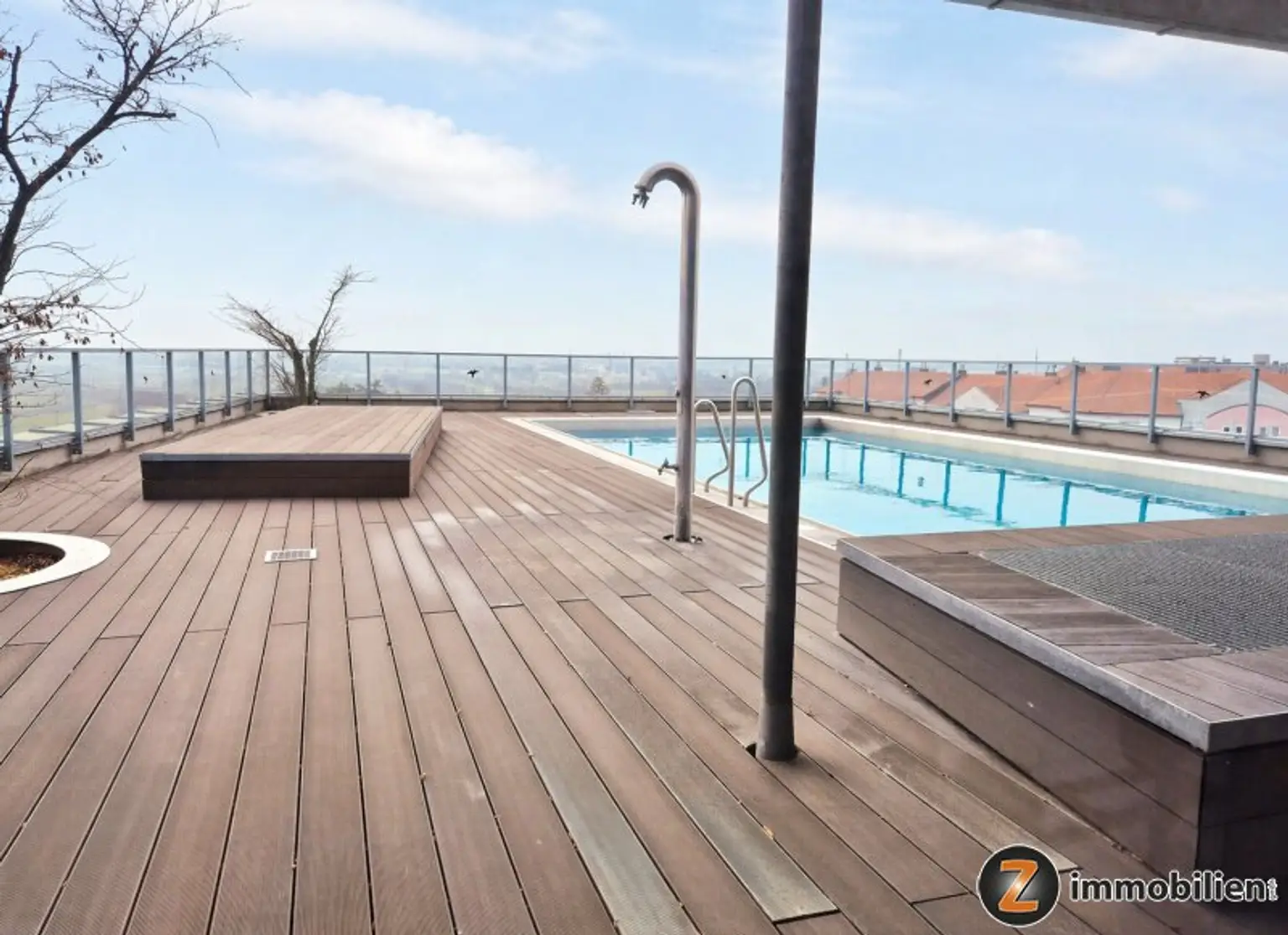 Der Außenpool mit Liegeterrasse