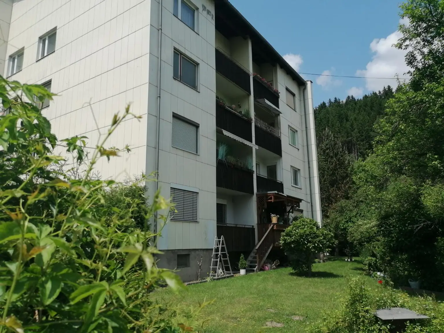 Wohnung mit Sanierungsbedarf – 74 m² Wohnfläche + Loggia und Kellerabteil