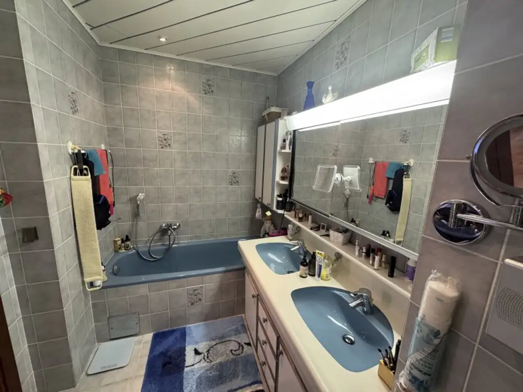 Geräumiges Reihenhaus mit vielseitig nutzbaren Praxisräumen im Untergeschoss