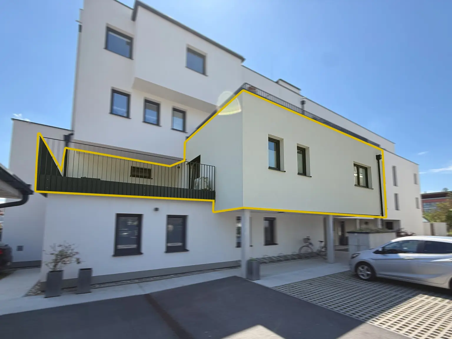 Aussenaufnahme Wohnung mit PP (PKW Silber) markiert