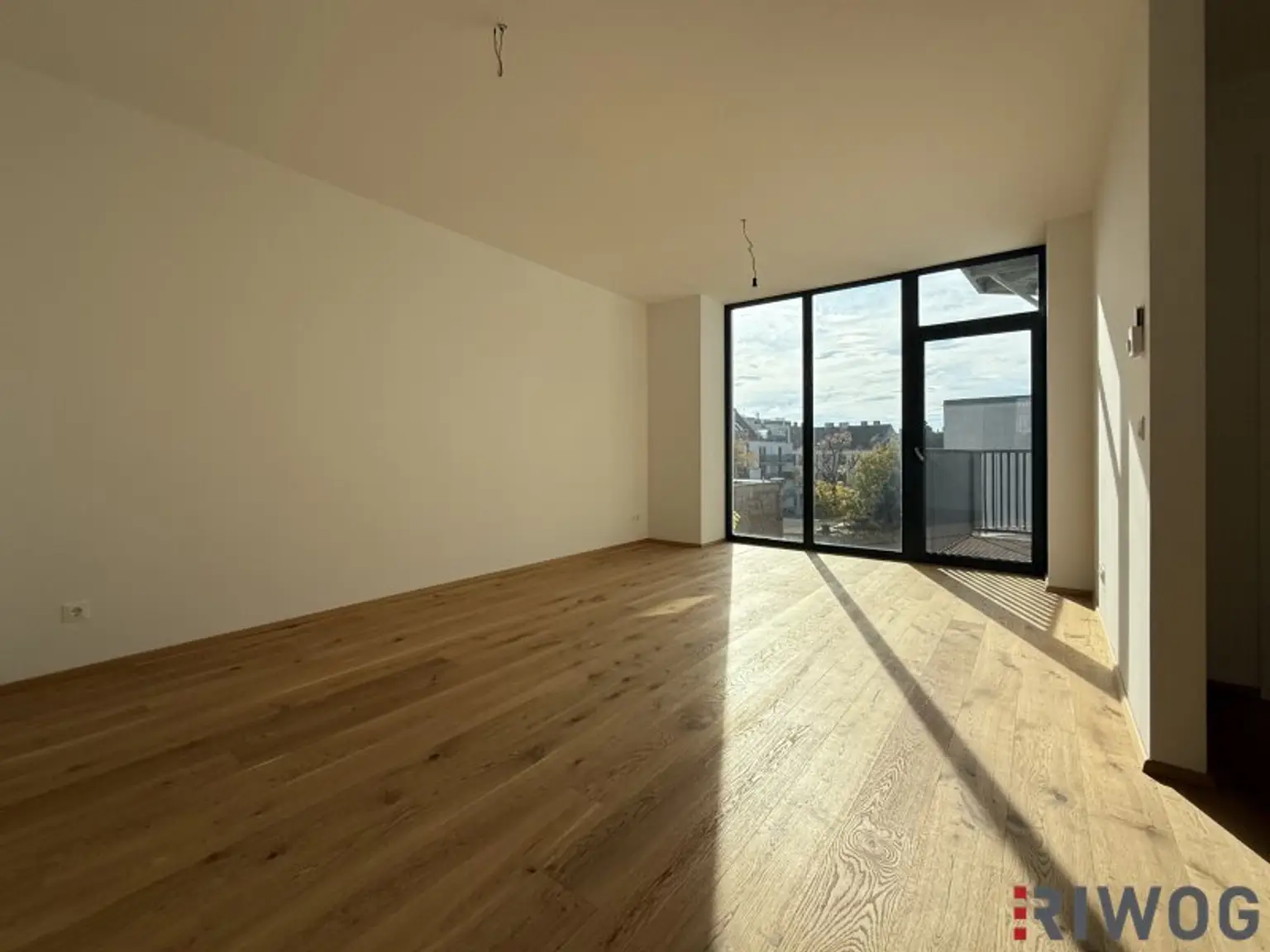 HERBSTAKTION - NEUE PREISE |  3-Zimmer Altbauwohnung mit großzügiger Verglasung und südseitigem Innenhofbalkon  | Fernwärme